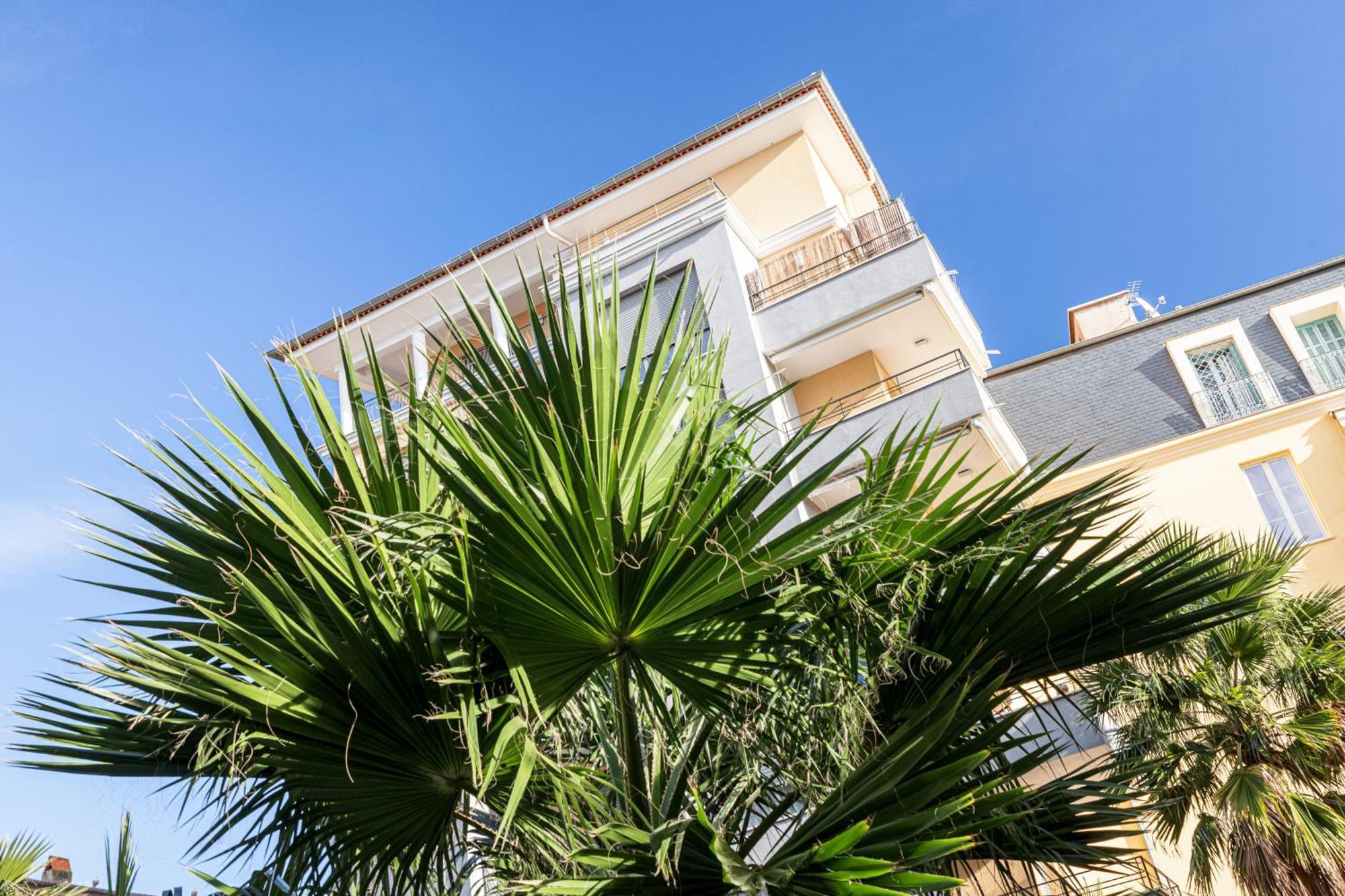 Centre Terrasse Climatisation 50m *